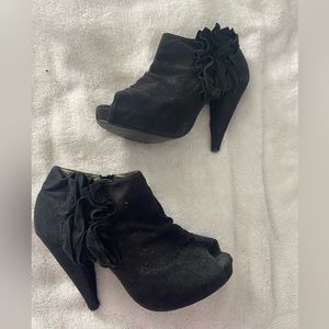Black booties with ruffle